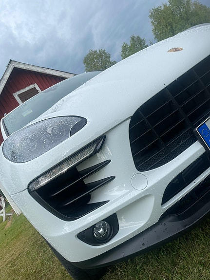 Porsche Macan 2 of 12