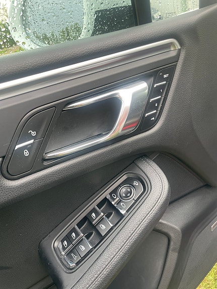 Porsche Macan 7 of 12