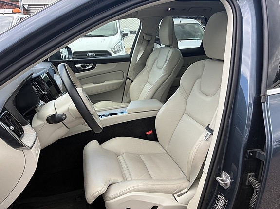 Volvo XC60 8 of 17