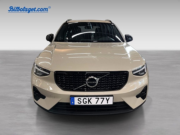 Volvo XC40 2 of 14