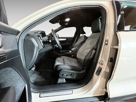 Volvo XC40 8 of 14