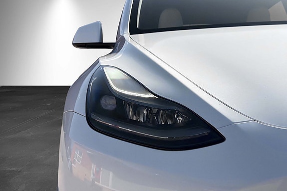Tesla Model Y 10 of 23