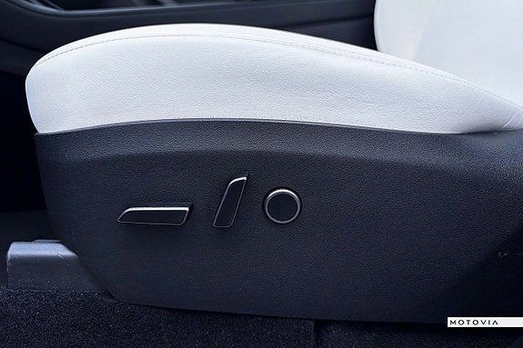 Tesla Model Y 14 of 23