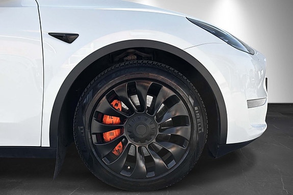 Tesla Model Y 3 of 23