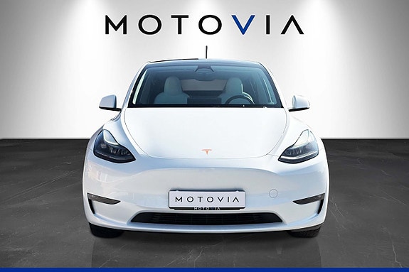 Tesla Model Y 9 of 23