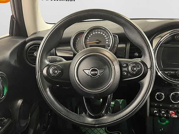 MINI Cooper 13 of 19