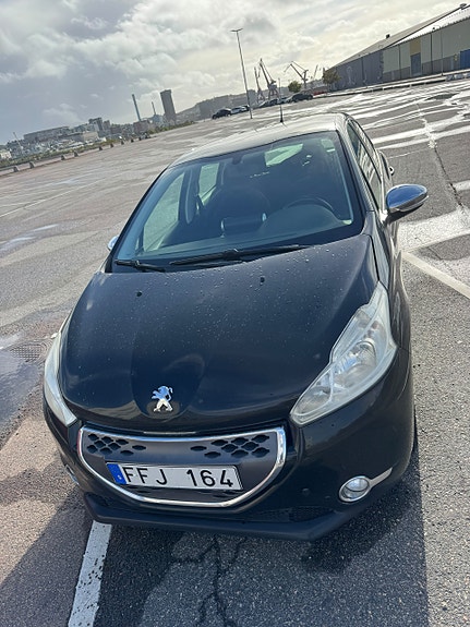 Peugeot 208 2 of 5