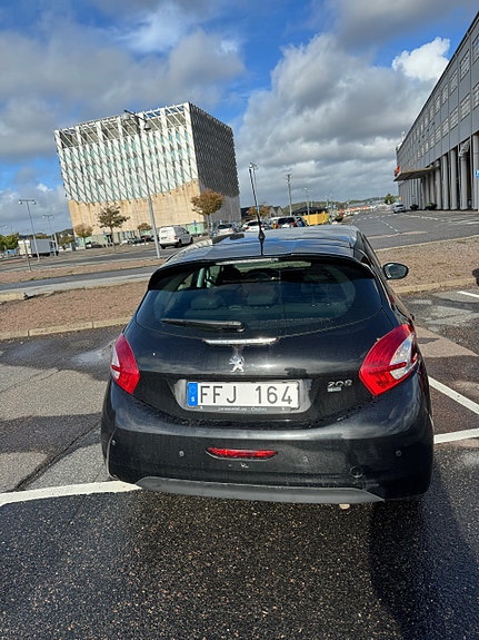 Peugeot 208 3 of 5