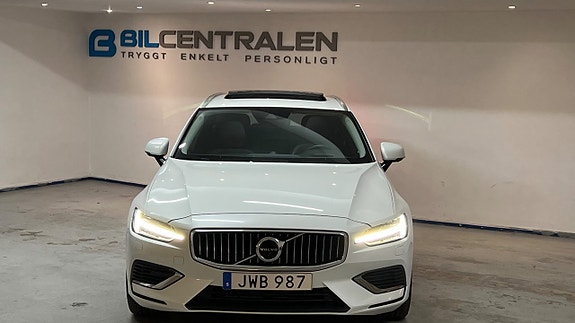 Volvo V60 2 of 26