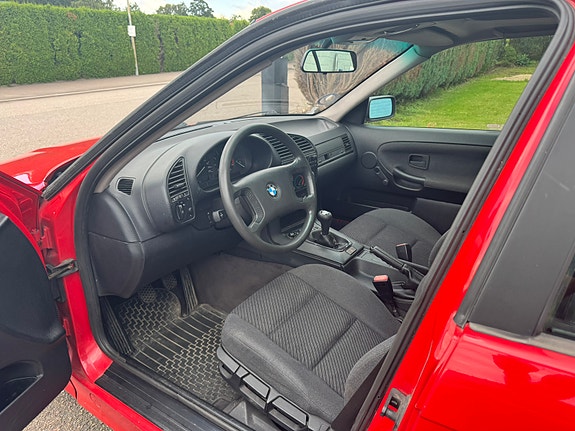 BMW 318i 7 of 15