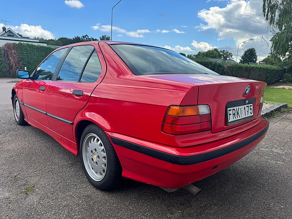 BMW 318i 3 of 15