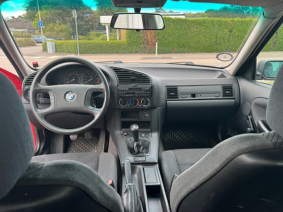 BMW 318i 9 of 15