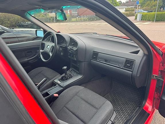 BMW 318i 6 of 15