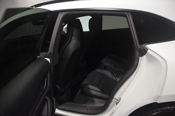 Porsche Taycan 13 of 17