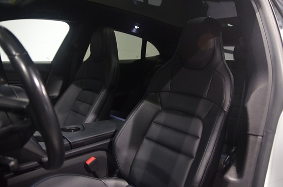 Porsche Taycan 10 of 17