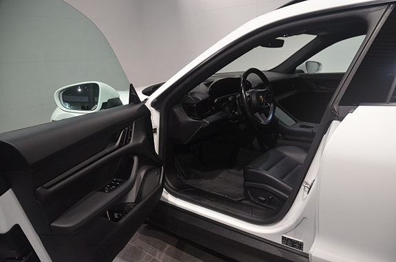 Porsche Taycan 9 of 17
