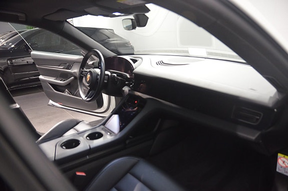 Porsche Taycan 12 of 17
