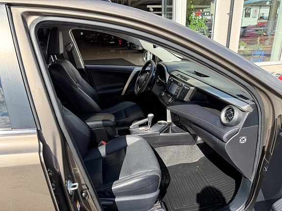 Toyota RAV4 10 of 25