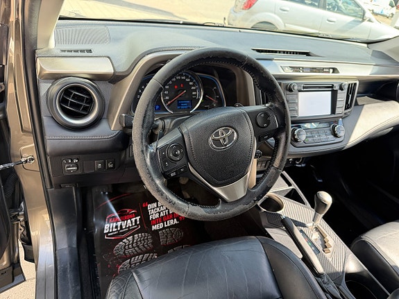Toyota RAV4 18 of 25