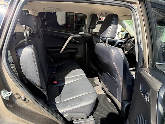 Toyota RAV4 9 of 25