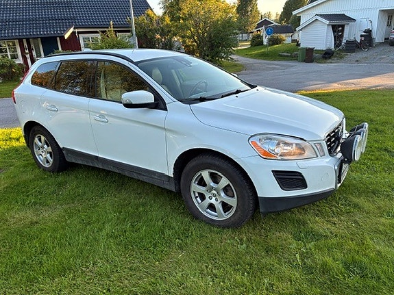 Volvo XC60 2 of 7