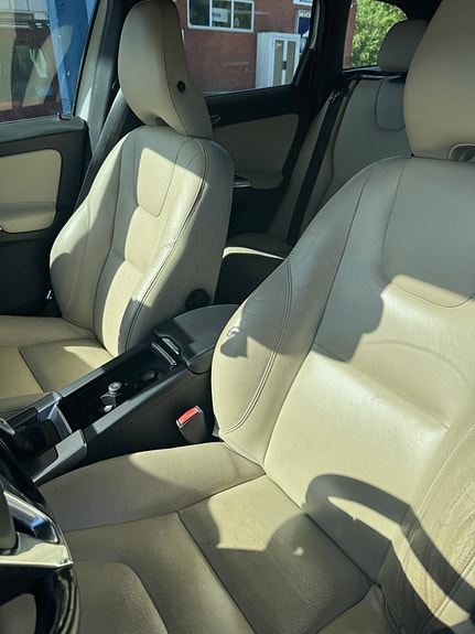 Volvo XC60 2 of 7