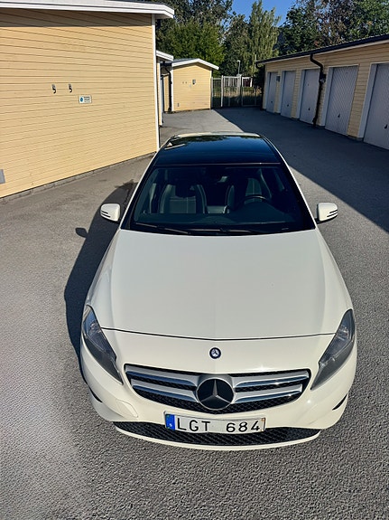 Mercedes-Benz A180 2 of 5