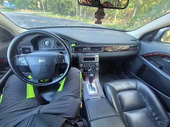 Volvo XC70 2 of 7
