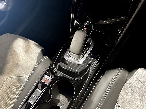 Peugeot e-2008 10 of 15
