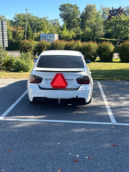 BMW 318i 2 of 4