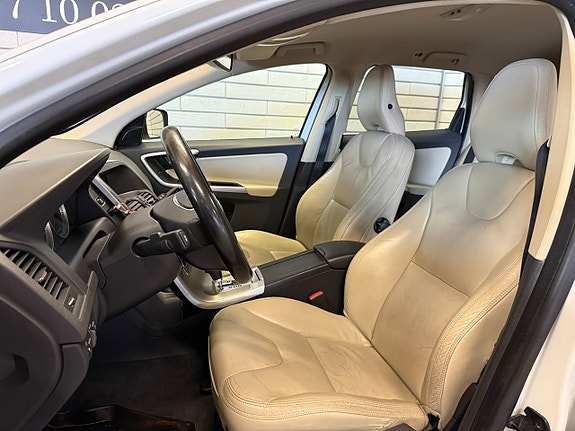 Volvo XC60 8 of 19