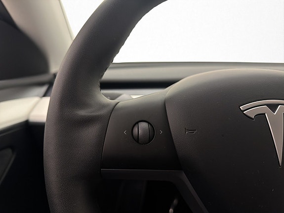 Tesla Model Y 27 of 30