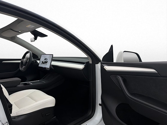 Tesla Model Y 23 of 30