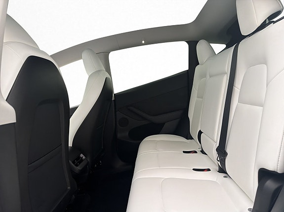 Tesla Model Y 25 of 30