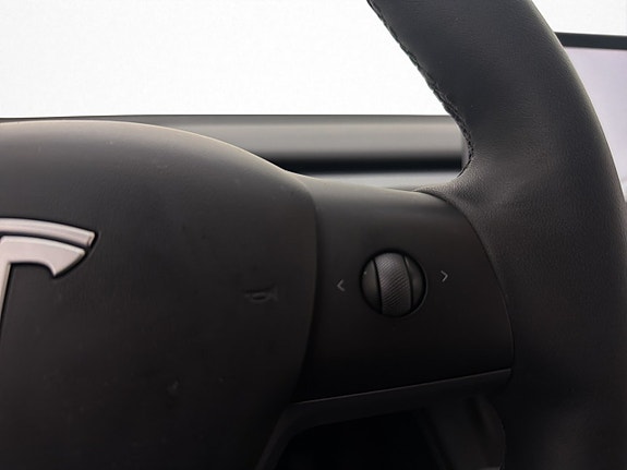 Tesla Model Y 28 of 30
