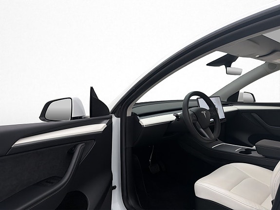Tesla Model Y 11 of 30