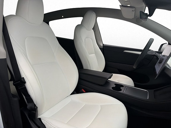 Tesla Model Y 24 of 30