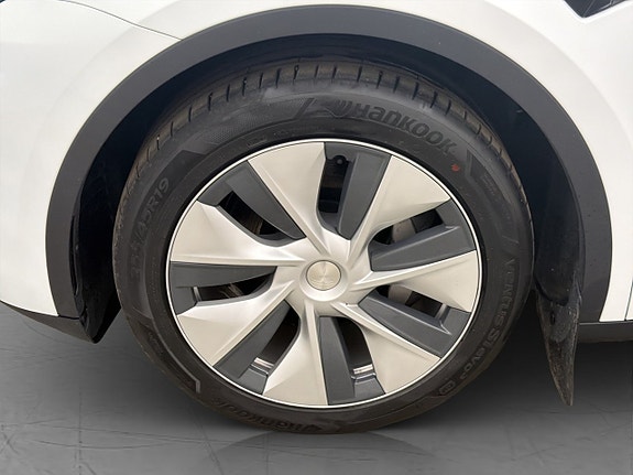 Tesla Model Y 29 of 30