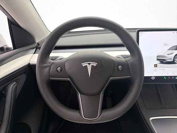 Tesla Model Y 14 of 30
