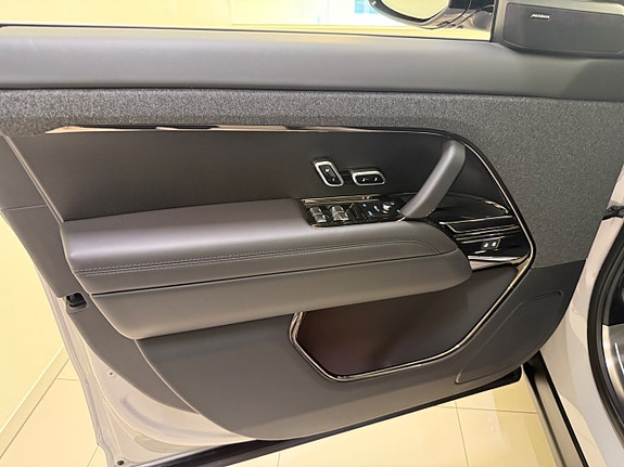 Land Rover Range Rover Sport 8 of 23