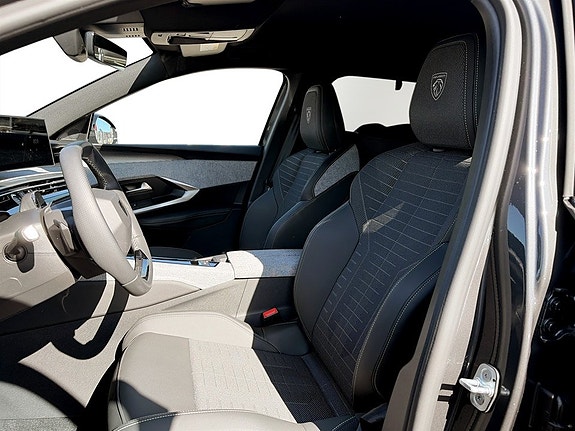 Peugeot e-5008 10 of 14