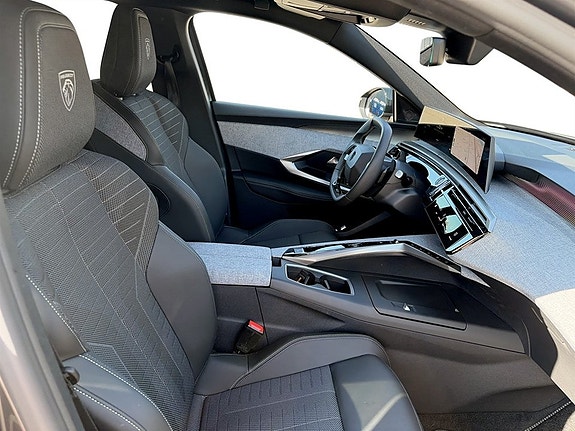 Peugeot e-5008 5 of 14