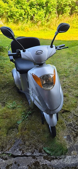 Eloped Scooty 5 of 6
