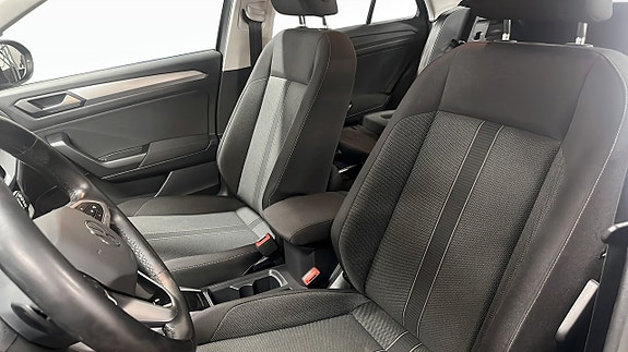 Volkswagen T-Roc 8 of 12