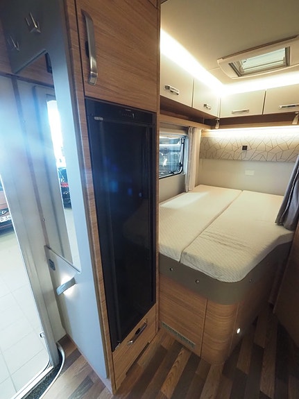 Weinsberg Carasuite 650 MF ALDE Markis Taksäng Cykelställ Kamera Fransk bädd 165hk 11 of 22