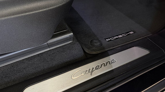 Porsche Cayenne 9 of 25