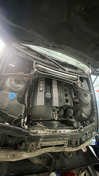 BMW 325i 11 of 14