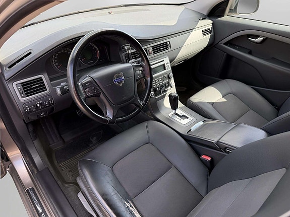 Volvo V70 13 of 28