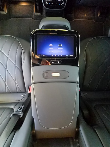 Mercedes-Benz EQS450 SUV 9 of 11
