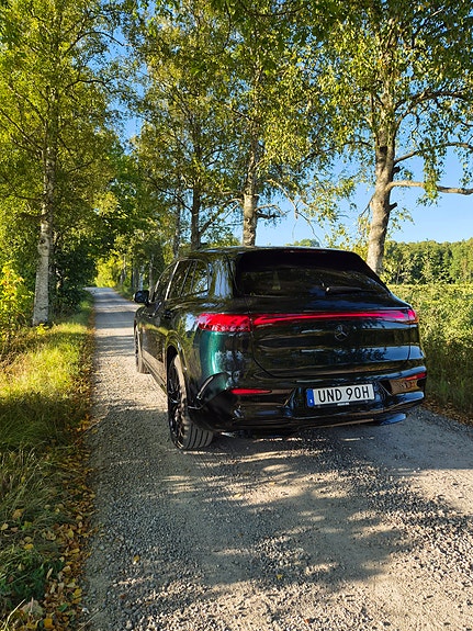 Mercedes-Benz EQS450 SUV 3 of 11